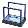 Newton Pendel Schreibtischspielzeug mit LED Blau/Silber