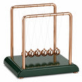 Newton Pendel aus Metall mit 7 Kugeln, Bronze/Grün